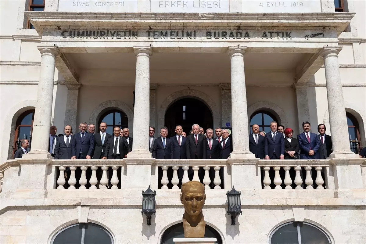 TBMM Başkanvekili Celal Adan, Sivas Kongresi’nin 105. yıl dönümünde Atatürk Anıtı’na çelenk sundu