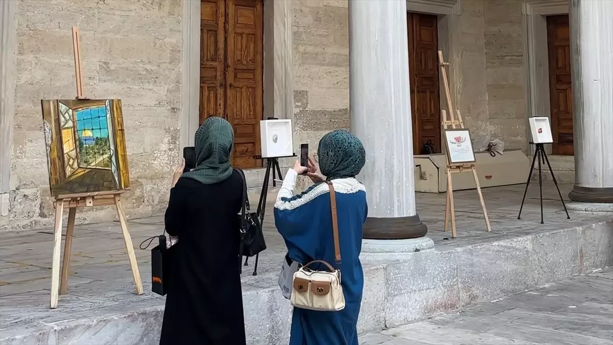 Uluslararası Genç Derneği tarafından gerçekleştirilen ‘Beytülmakdis Elçileri Projesi’ kapsamında ‘Filistin’e Boyanmak’ adlı sergi Üsküdar Valide-i Cedid Camii’nde açıldı
