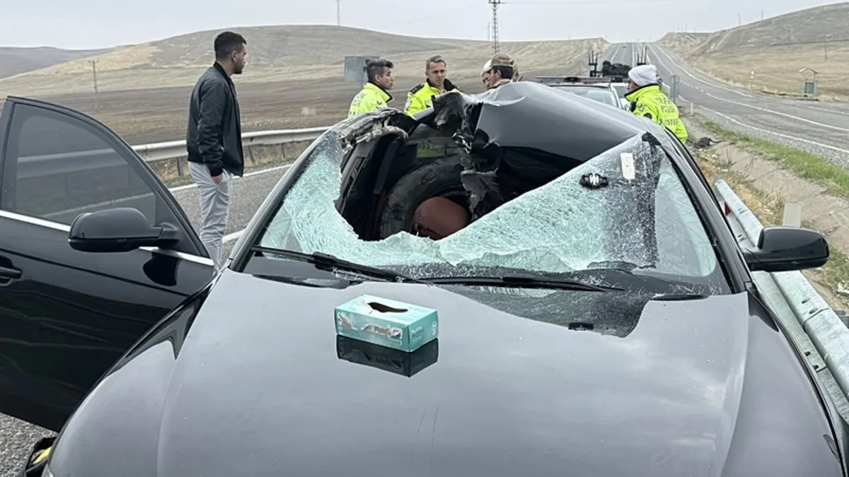 Diyarbakır inanılmaz ölüm: Fırlayan teker karşı yöndeki aracın üzerine düştü!