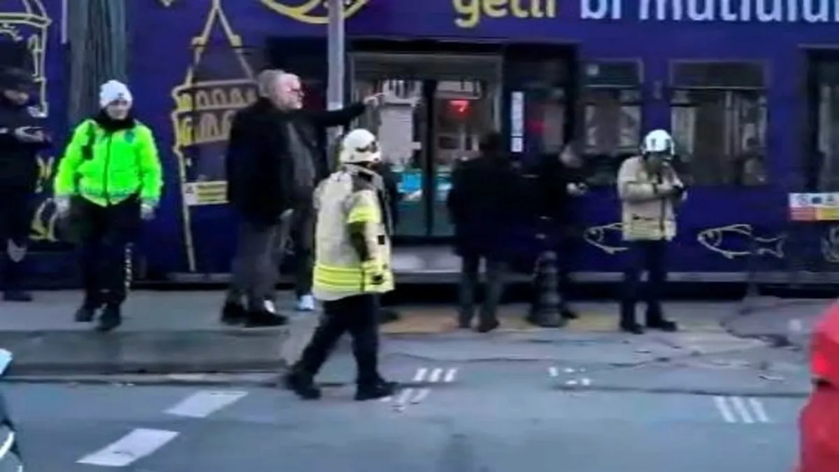 Tramvay raylardan geçen yaşlı adama çarptı!