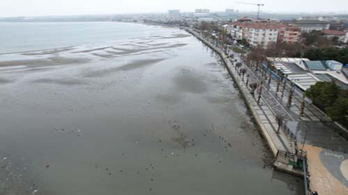 Endişe veren görüntü: 2 şehirde deniz 150 metre çekildi! Uzman isimden açıklama…