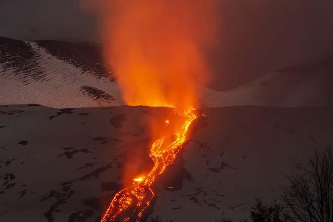Etna Yanardağı’ndan lavlar püskürüyor: 8 Şubat’tan beri aktif!