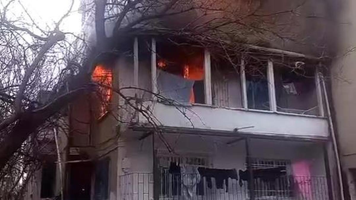 SON DAKİKA… Küçükçekmece’de can pazarı! 2 katlı binada çıkan yangın söndürüldü