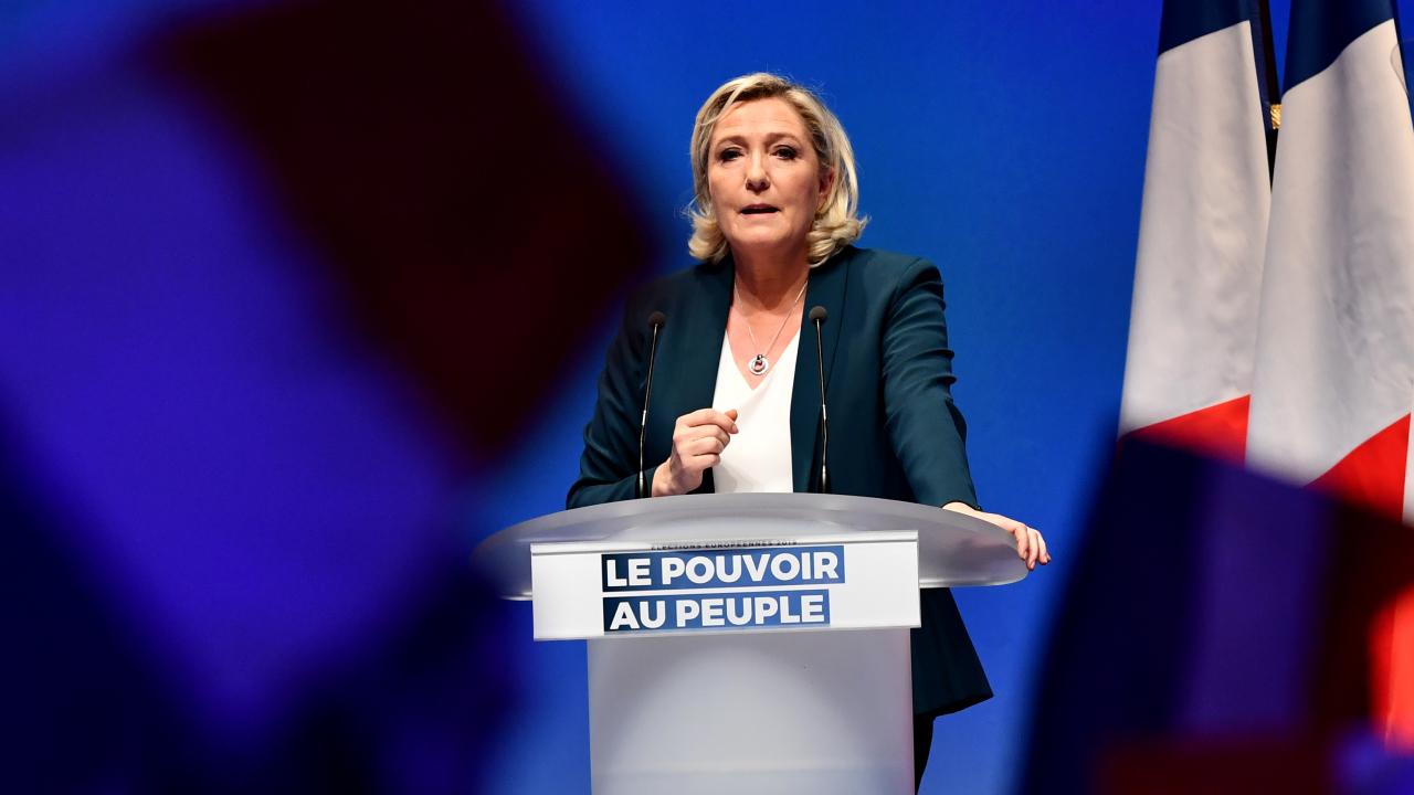 Fransa’da yolsuzluktan suçlu bulunan Le Pen, Pas-de-Calais il meclis üyeliğinden men edildi